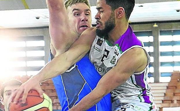 Wintering intenta doblar el balón ante la defensa catalana. 