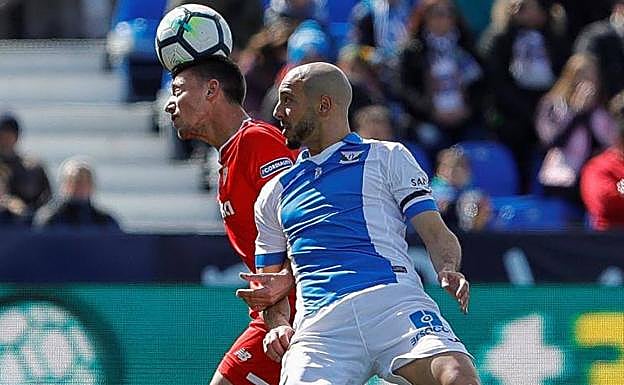 Amrabat y Lenglet pugnan por un balón en Butarque. 