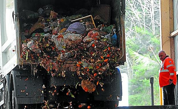 Nave donde descargan la materia orgánica en Epele. 