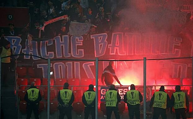 Los ultras del Marsella prendieron bengalas en el interior de San Mamés.