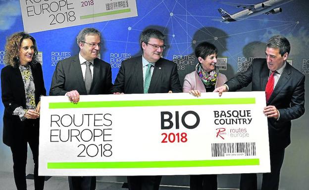 Ibone Bengoetxea (Diputación), Alfredo Retortillo (Turismo), Juan María Aburto, Arantza Tapia (Desarrollo Económico) y Basañez (BEC).