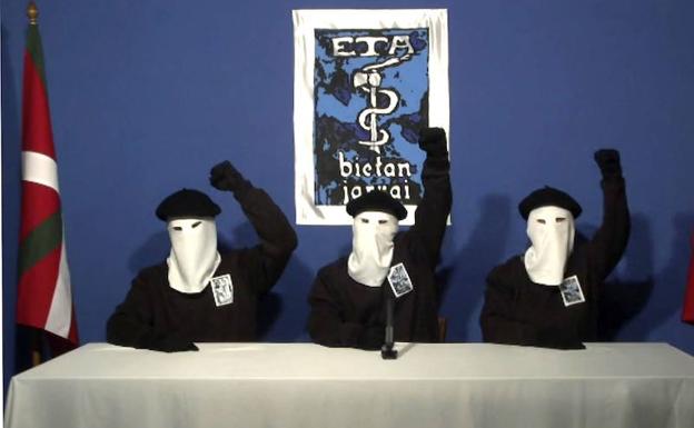 Tres miembros de ETA alzan el puño tras anunciar en un video el cese definitivo de la violencia en 2011.