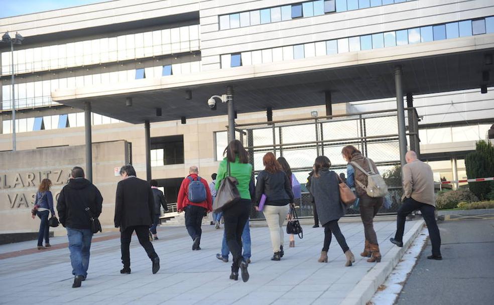 Funcionarios entran en la sede principal del Gobieno vasco en Lakua.