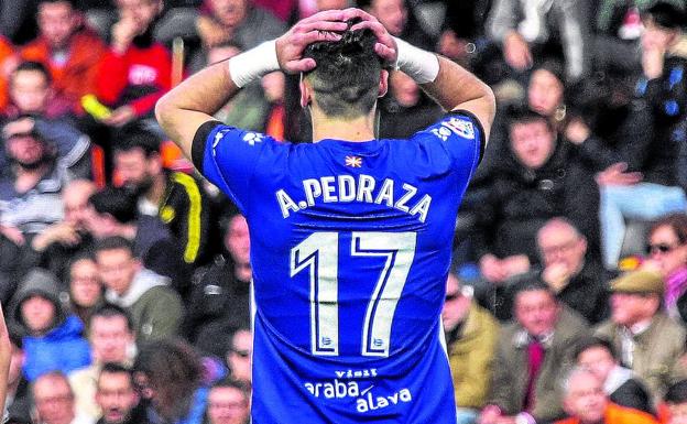 Alfonso Pedraza se lamenta por una acción en el encuentro ante el Valencia en Mestalla. 