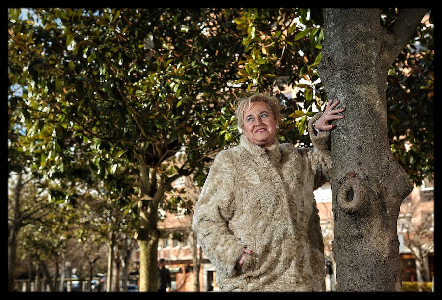 Seis conocidos vitorianos celebran el Día de los Bosques junto a su ejemplar preferido. Hayas, álamos, sauces... «Sentir todo lo que transmiten no tiene precio»