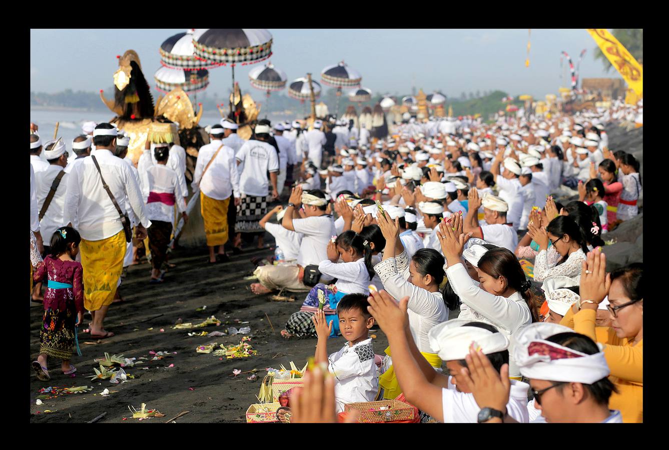 Durante el Nyepi o 'Día del Silencio', los habitantes de la isla indonesia de Bali no deben trabajar, comer, encender la luz ni realizar actividades que les procuren placer. Bali es la única isla que profesa mayoritariamente la religión hindú en Indonesia, un país en el que alrededor del 85 por ciento de los 240 millones de habitantes practican el islam. La celebración que los hinduistas llevan a cabo en esta isla durante el 'Nyepi' se traslada también a los turistas, a quienes se pide que permanezcan en sus hoteles y no acudan a las playas, restaurantes o comercios durante la jornada. Las fotografías muestran la celebración del Melasti, un ritual de purificación que se celebra en Bali, pocos días antes del Nyepi.