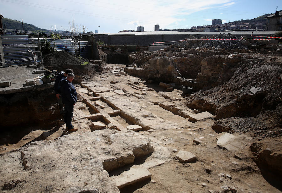 Las obras del nuevo frontón del barrio han destapado un conjunto de tumbas del siglo XVI y los vestigos de un antiguo convento inaugurado en 1432
