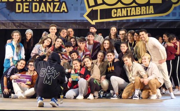 Los componentes de la academia Harteraphia celebran uno de los cinco premios logrados en la fase regional de Rock da House.