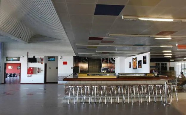 La cafetería del aeropuerto de Foronda lleva casi siete años cerrada.