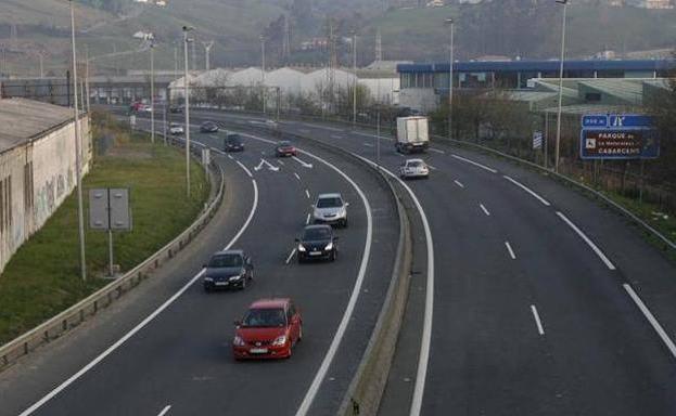 La DGT multará con 200 euros por circular por el carril central o el izquierdo sin justificación en autopistas y autovías