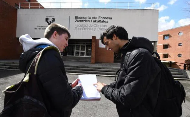 Dos estudiantes, en la entrada del campus de Sarriko.