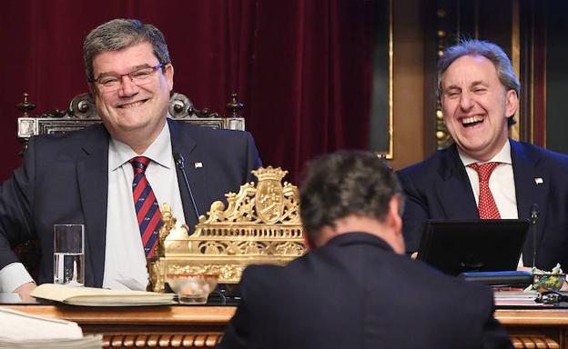 Juan Mari Aburto y su socio, Alfonso Gil, durante el pleno de ayer.