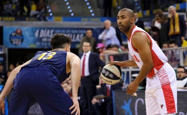 Jayson Granger bota el balón ante Thomas Heurtel.