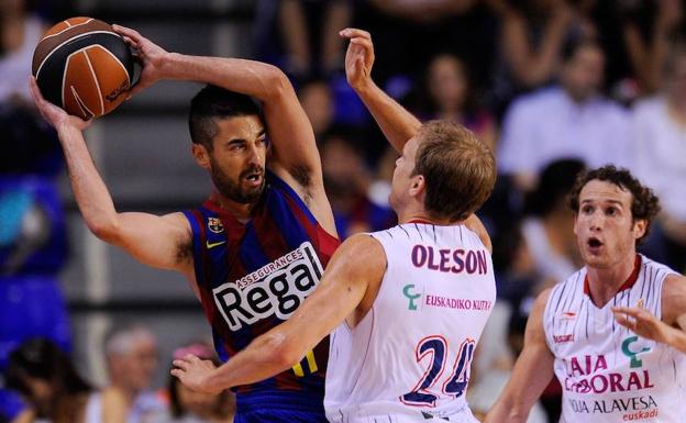 Juan Carlos Navarro intenta superar a Brad Oleson y Marcelinho Huertas, del Caja Laboral Baskonia, en el segundo de los partidos de semifinales de Liga en 2011.