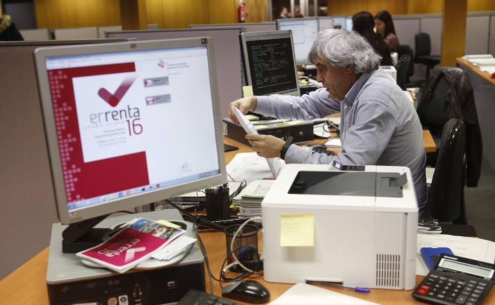 Contribuyentes durante una campaña de la renta anterior en Álava. 