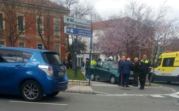 Un coche involucrado en una colisión atropella a dos peatones en Vitoria