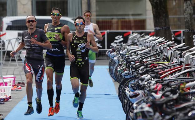 El duatlón de Gernika es una de las pruebas más importantes del calendario que este año no se va a celebrar. Siempre ha traído a deportistas españoles de élite: en la imagen, Diego Paredes, Gustavo Rodríguez y José Almagro.