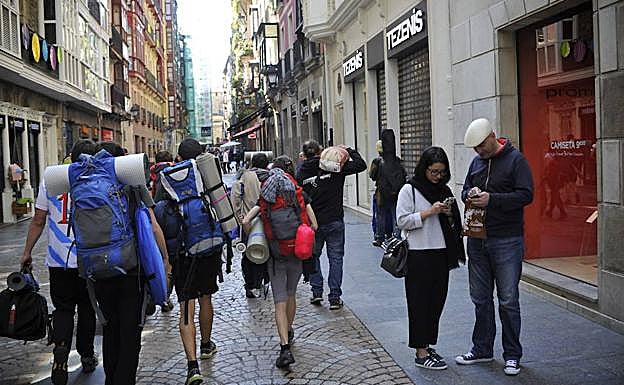 Turistas pasean por Bilbao durante la pasada Semana Santa.