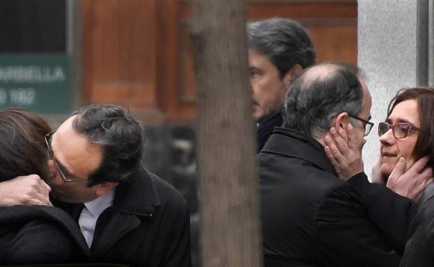 Josep Rull y Jordi Turull se despiden de sus esposas a las puertas del Tribunal Supremo. 