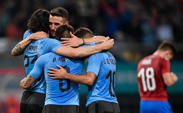 Los jugadores celebran el gol de Cavani. 