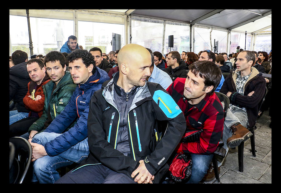 La Diputación alavesa se las ha entregado en un acto que se ha celebrado este sábado en la plaza de la Provincia. Todos ellos pasan a completar una plantilla integrada por 184 bomberos, bomberas y mandos, y diez administrativos y técnicos.