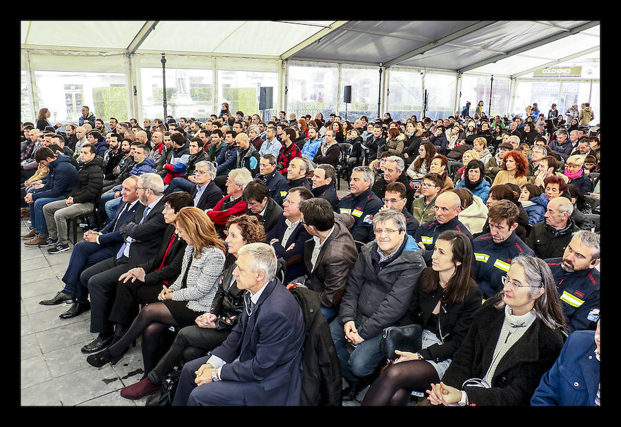 La Diputación alavesa se las ha entregado en un acto que se ha celebrado este sábado en la plaza de la Provincia. Todos ellos pasan a completar una plantilla integrada por 184 bomberos, bomberas y mandos, y diez administrativos y técnicos.