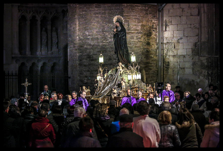 La Procesión de la Dolorosa salió anoche a las calles del Casco Viejo y abrió así las representaciones penitenciales en Vitoria, cuya máxima expresión llegará con la Semana Santa. El paso de la virgen, el único que se muestra, lo custodia en la iglesia de San Vicente la Cofradía de Nuestra Señora de los Dolores, a la que corresponde su acompañamiento, aunque también procesionaron ayer las otras cuatro hermandades vitorianas, La Cruz Enarbolada y el Descendimiento, Nuestra Señora de la Soledad en la Vera-Cruz, Nuestro Señor con la Cruz a Cuestas y la Santa Espina de Berrosteguieta. La banda de tambores de San Vicente de la Sonsierra añadió sentimiento a la marcha.