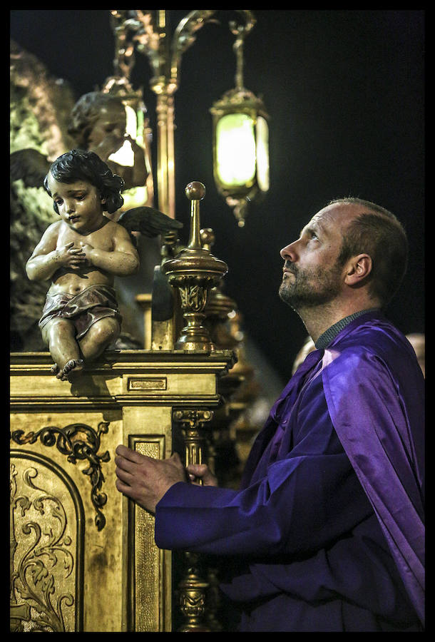 La Procesión de la Dolorosa salió anoche a las calles del Casco Viejo y abrió así las representaciones penitenciales en Vitoria, cuya máxima expresión llegará con la Semana Santa. El paso de la virgen, el único que se muestra, lo custodia en la iglesia de San Vicente la Cofradía de Nuestra Señora de los Dolores, a la que corresponde su acompañamiento, aunque también procesionaron ayer las otras cuatro hermandades vitorianas, La Cruz Enarbolada y el Descendimiento, Nuestra Señora de la Soledad en la Vera-Cruz, Nuestro Señor con la Cruz a Cuestas y la Santa Espina de Berrosteguieta. La banda de tambores de San Vicente de la Sonsierra añadió sentimiento a la marcha.