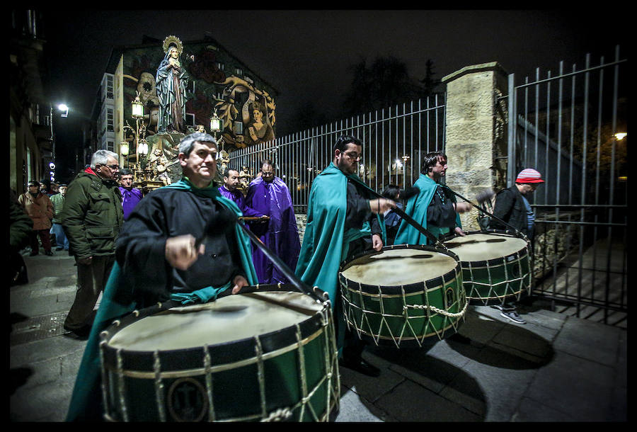 La Procesión de la Dolorosa salió anoche a las calles del Casco Viejo y abrió así las representaciones penitenciales en Vitoria, cuya máxima expresión llegará con la Semana Santa. El paso de la virgen, el único que se muestra, lo custodia en la iglesia de San Vicente la Cofradía de Nuestra Señora de los Dolores, a la que corresponde su acompañamiento, aunque también procesionaron ayer las otras cuatro hermandades vitorianas, La Cruz Enarbolada y el Descendimiento, Nuestra Señora de la Soledad en la Vera-Cruz, Nuestro Señor con la Cruz a Cuestas y la Santa Espina de Berrosteguieta. La banda de tambores de San Vicente de la Sonsierra añadió sentimiento a la marcha.