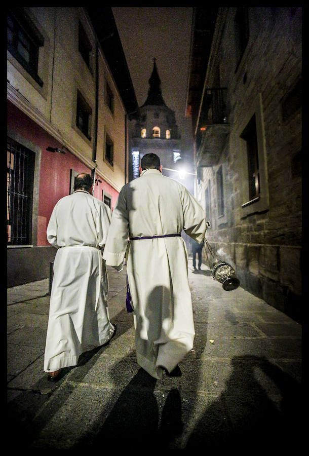 La Procesión de la Dolorosa salió anoche a las calles del Casco Viejo y abrió así las representaciones penitenciales en Vitoria, cuya máxima expresión llegará con la Semana Santa. El paso de la virgen, el único que se muestra, lo custodia en la iglesia de San Vicente la Cofradía de Nuestra Señora de los Dolores, a la que corresponde su acompañamiento, aunque también procesionaron ayer las otras cuatro hermandades vitorianas, La Cruz Enarbolada y el Descendimiento, Nuestra Señora de la Soledad en la Vera-Cruz, Nuestro Señor con la Cruz a Cuestas y la Santa Espina de Berrosteguieta. La banda de tambores de San Vicente de la Sonsierra añadió sentimiento a la marcha.
