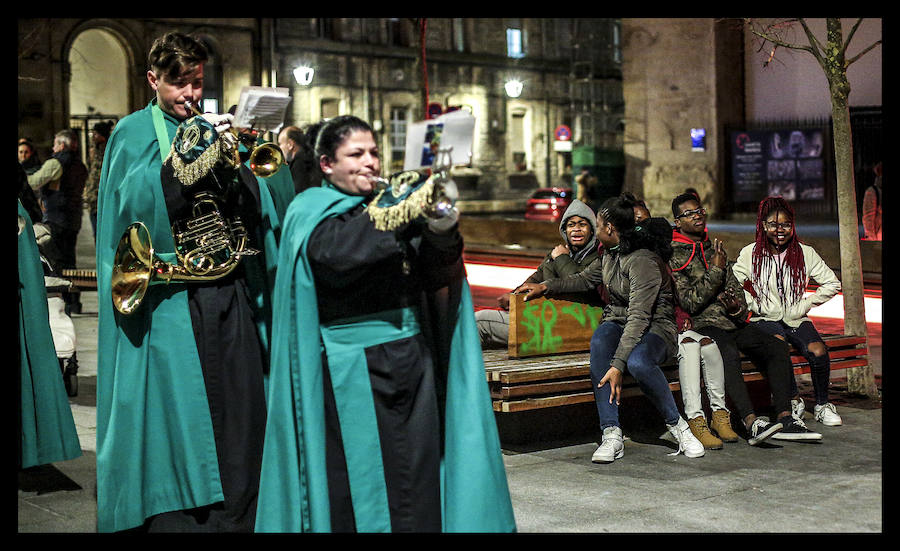 La Procesión de la Dolorosa salió anoche a las calles del Casco Viejo y abrió así las representaciones penitenciales en Vitoria, cuya máxima expresión llegará con la Semana Santa. El paso de la virgen, el único que se muestra, lo custodia en la iglesia de San Vicente la Cofradía de Nuestra Señora de los Dolores, a la que corresponde su acompañamiento, aunque también procesionaron ayer las otras cuatro hermandades vitorianas, La Cruz Enarbolada y el Descendimiento, Nuestra Señora de la Soledad en la Vera-Cruz, Nuestro Señor con la Cruz a Cuestas y la Santa Espina de Berrosteguieta. La banda de tambores de San Vicente de la Sonsierra añadió sentimiento a la marcha.