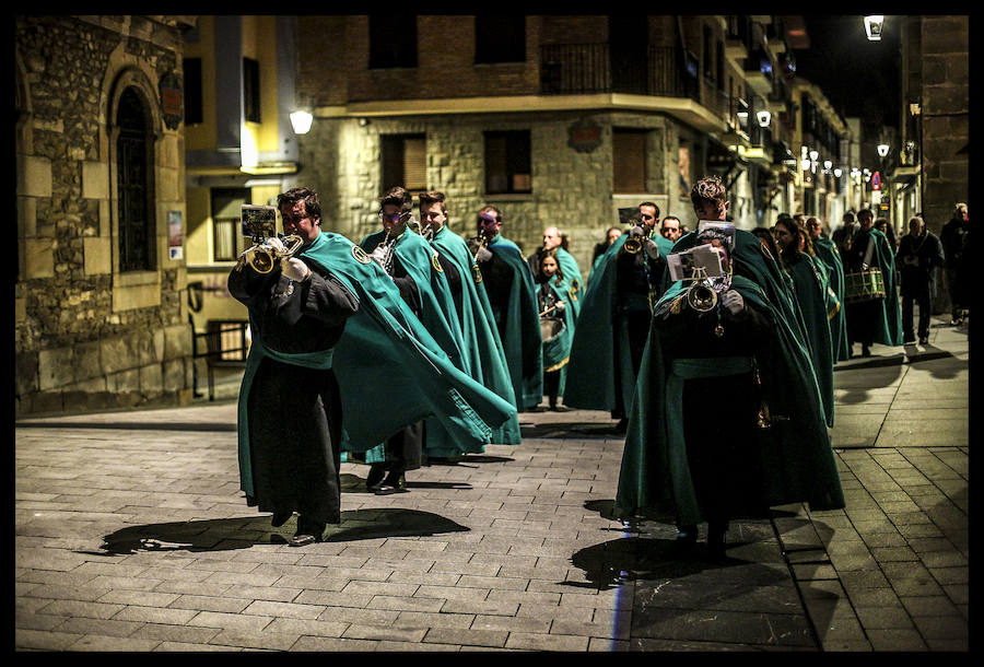 La Procesión de la Dolorosa salió anoche a las calles del Casco Viejo y abrió así las representaciones penitenciales en Vitoria, cuya máxima expresión llegará con la Semana Santa. El paso de la virgen, el único que se muestra, lo custodia en la iglesia de San Vicente la Cofradía de Nuestra Señora de los Dolores, a la que corresponde su acompañamiento, aunque también procesionaron ayer las otras cuatro hermandades vitorianas, La Cruz Enarbolada y el Descendimiento, Nuestra Señora de la Soledad en la Vera-Cruz, Nuestro Señor con la Cruz a Cuestas y la Santa Espina de Berrosteguieta. La banda de tambores de San Vicente de la Sonsierra añadió sentimiento a la marcha.