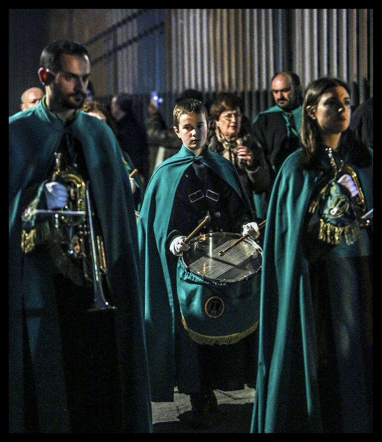 La Procesión de la Dolorosa salió anoche a las calles del Casco Viejo y abrió así las representaciones penitenciales en Vitoria, cuya máxima expresión llegará con la Semana Santa. El paso de la virgen, el único que se muestra, lo custodia en la iglesia de San Vicente la Cofradía de Nuestra Señora de los Dolores, a la que corresponde su acompañamiento, aunque también procesionaron ayer las otras cuatro hermandades vitorianas, La Cruz Enarbolada y el Descendimiento, Nuestra Señora de la Soledad en la Vera-Cruz, Nuestro Señor con la Cruz a Cuestas y la Santa Espina de Berrosteguieta. La banda de tambores de San Vicente de la Sonsierra añadió sentimiento a la marcha.