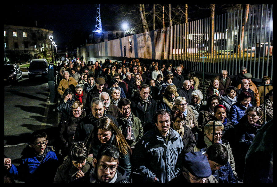 La Procesión de la Dolorosa salió anoche a las calles del Casco Viejo y abrió así las representaciones penitenciales en Vitoria, cuya máxima expresión llegará con la Semana Santa. El paso de la virgen, el único que se muestra, lo custodia en la iglesia de San Vicente la Cofradía de Nuestra Señora de los Dolores, a la que corresponde su acompañamiento, aunque también procesionaron ayer las otras cuatro hermandades vitorianas, La Cruz Enarbolada y el Descendimiento, Nuestra Señora de la Soledad en la Vera-Cruz, Nuestro Señor con la Cruz a Cuestas y la Santa Espina de Berrosteguieta. La banda de tambores de San Vicente de la Sonsierra añadió sentimiento a la marcha.