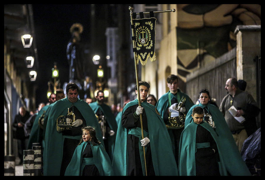 La Procesión de la Dolorosa salió anoche a las calles del Casco Viejo y abrió así las representaciones penitenciales en Vitoria, cuya máxima expresión llegará con la Semana Santa. El paso de la virgen, el único que se muestra, lo custodia en la iglesia de San Vicente la Cofradía de Nuestra Señora de los Dolores, a la que corresponde su acompañamiento, aunque también procesionaron ayer las otras cuatro hermandades vitorianas, La Cruz Enarbolada y el Descendimiento, Nuestra Señora de la Soledad en la Vera-Cruz, Nuestro Señor con la Cruz a Cuestas y la Santa Espina de Berrosteguieta. La banda de tambores de San Vicente de la Sonsierra añadió sentimiento a la marcha.