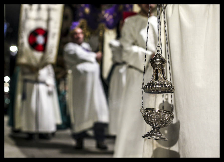 La Procesión de la Dolorosa salió anoche a las calles del Casco Viejo y abrió así las representaciones penitenciales en Vitoria, cuya máxima expresión llegará con la Semana Santa. El paso de la virgen, el único que se muestra, lo custodia en la iglesia de San Vicente la Cofradía de Nuestra Señora de los Dolores, a la que corresponde su acompañamiento, aunque también procesionaron ayer las otras cuatro hermandades vitorianas, La Cruz Enarbolada y el Descendimiento, Nuestra Señora de la Soledad en la Vera-Cruz, Nuestro Señor con la Cruz a Cuestas y la Santa Espina de Berrosteguieta. La banda de tambores de San Vicente de la Sonsierra añadió sentimiento a la marcha.