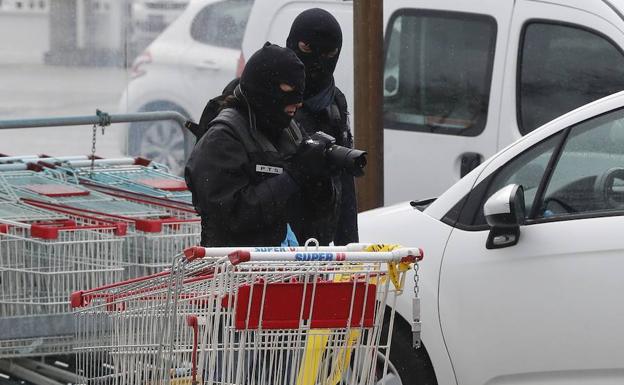 Policías investigan en las inmediaciones del supermercado.