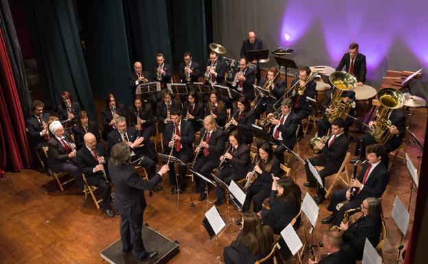 Los componentes de la Banda de Música de Haro, bajo la dirección de Ricardo Chiavetta, durante el concierto ofrecido por Santa Cecilia en el Teatro Bretón. Donezar
