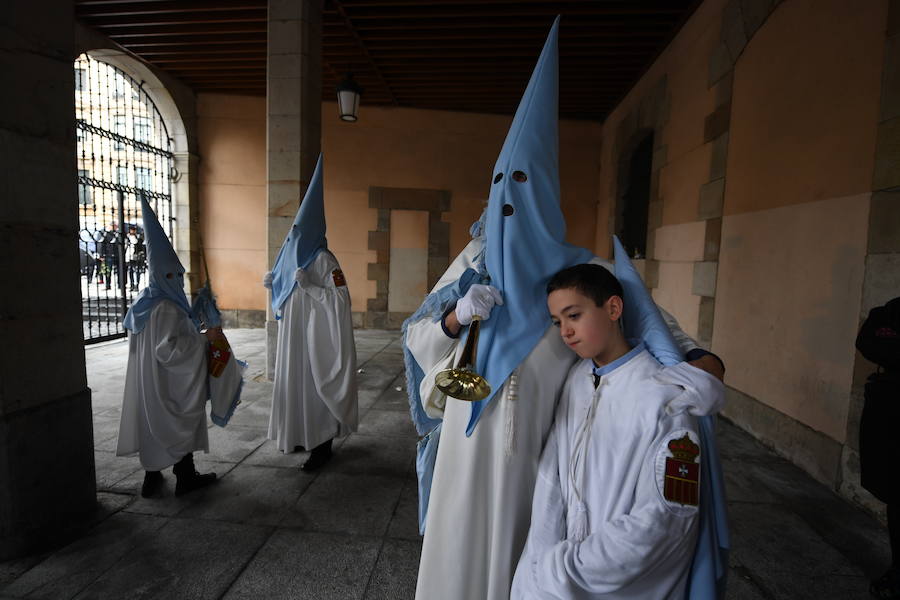 2.000 integrantes de nueve cofrafías, entre ellos muchos niños, han visto frustrado su deseo de salir por el centro de la villa con sus pasos