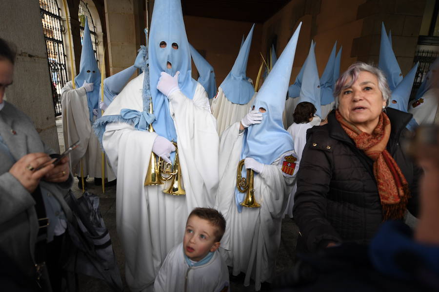 2.000 integrantes de nueve cofrafías, entre ellos muchos niños, han visto frustrado su deseo de salir por el centro de la villa con sus pasos