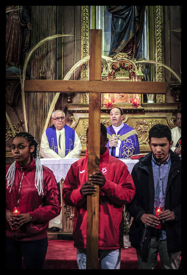 El Vía Crucis del Mundo celebra en la capital alavesa su duodécima edición con la participación de quince colectivos de inmigrantes y cofradías vitorianas