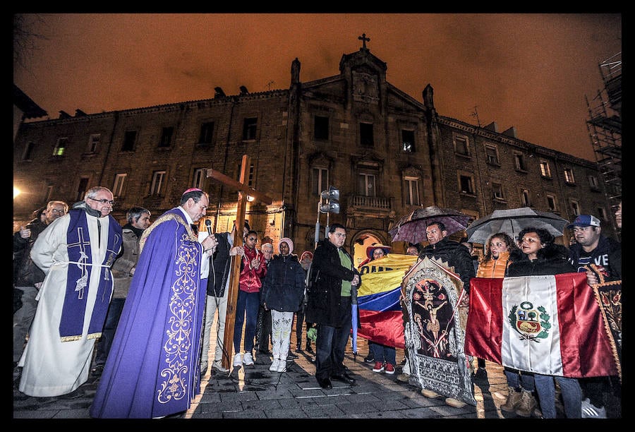 El Vía Crucis del Mundo celebra en la capital alavesa su duodécima edición con la participación de quince colectivos de inmigrantes y cofradías vitorianas
