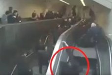 Momento en el que el hombre cae dentro del mecanismo de la escalera mecánica. 