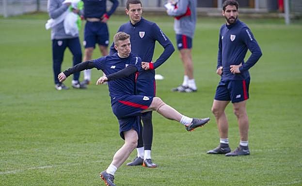 Muniain, en su primer entrenamiento con el equipo tras recibir el alta.