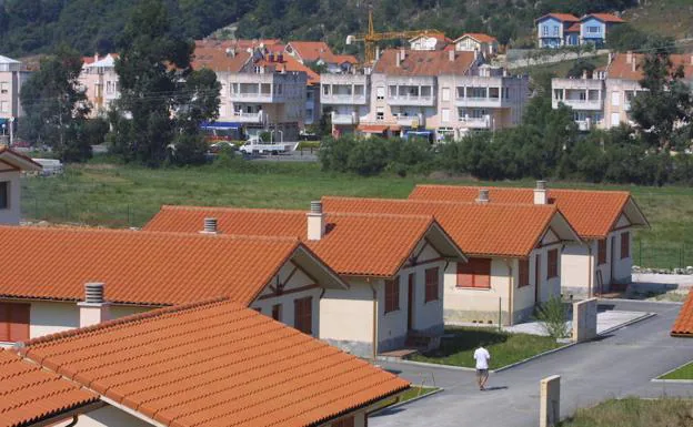 Urbanización en la localidad de Argoños sobre la que pesa una orden de derribo.