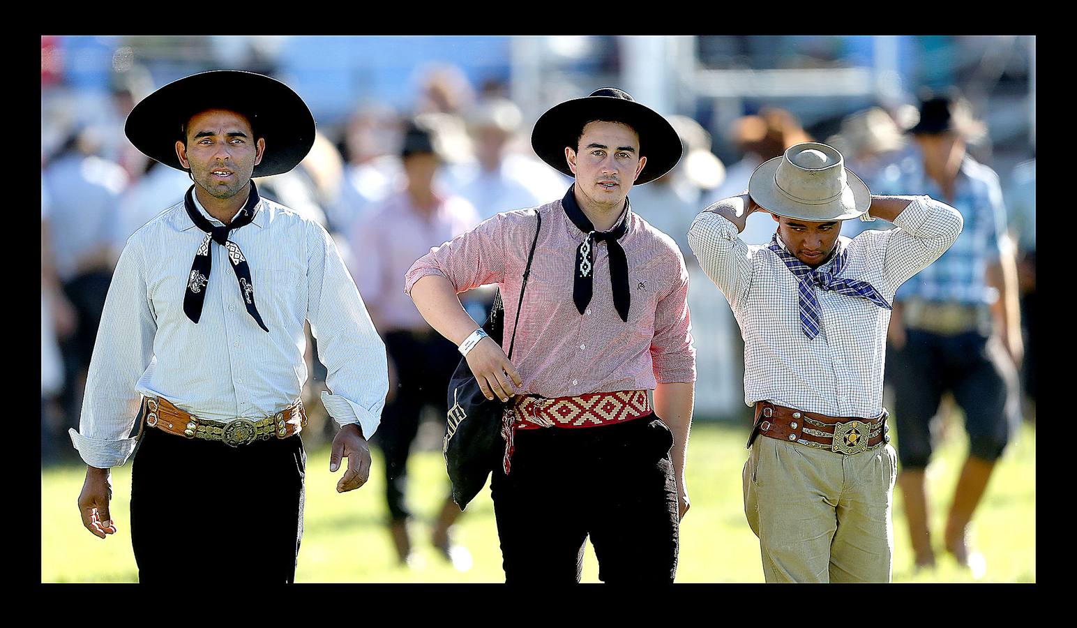 Se parece mucho a un rodeo en el lejano Oeste norteamericano, pero no es lo mismo. En las 'Jineteadas' el gaucho cabalga un potro no domado con el objeto de resistir ocho segundos encima y ofrecer el mejor espectáculo. Las jineteadas son una parte de las actividades que se celebran en Montevideo, Uruguay, con motivo de la Semana Criolla. Un evento que nació en 1925 y atrae a jinetes de países vecinos como Argentina y Brasil, que este año ha sido seguido por cerca de 200.000 personas. En abril de 2006, fue declarado deporte nacional.