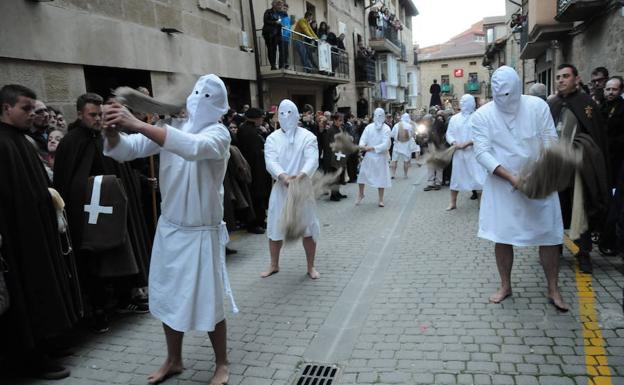 Hasta seis de los nueve disciplinantes que se flagelaron durante la procesión de Jueves Santo en San Vicente coincidieron al mismo tiempo en el tramo de la Calle Mayor del municipio sonserrano.