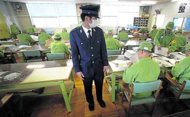 Un guardián vigila el taller de la cárcel de Onomichi, donde trabajan ancianos reclusos japoneses.