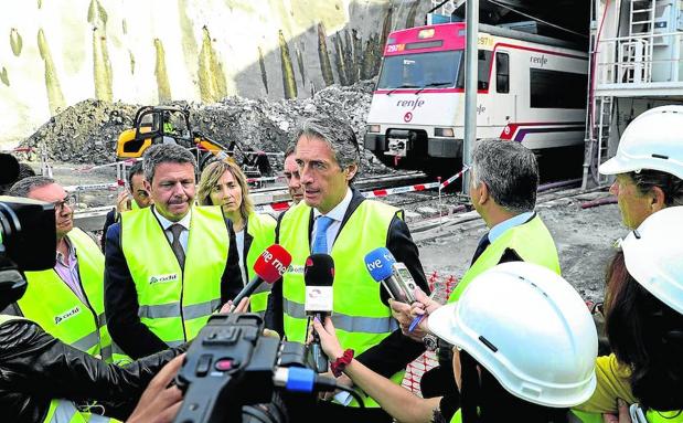 El ministro de Fomento, Íñigo de la Serna, atiende a los periodistas en una visita a las obras del tercer carril cerca de Lezo.