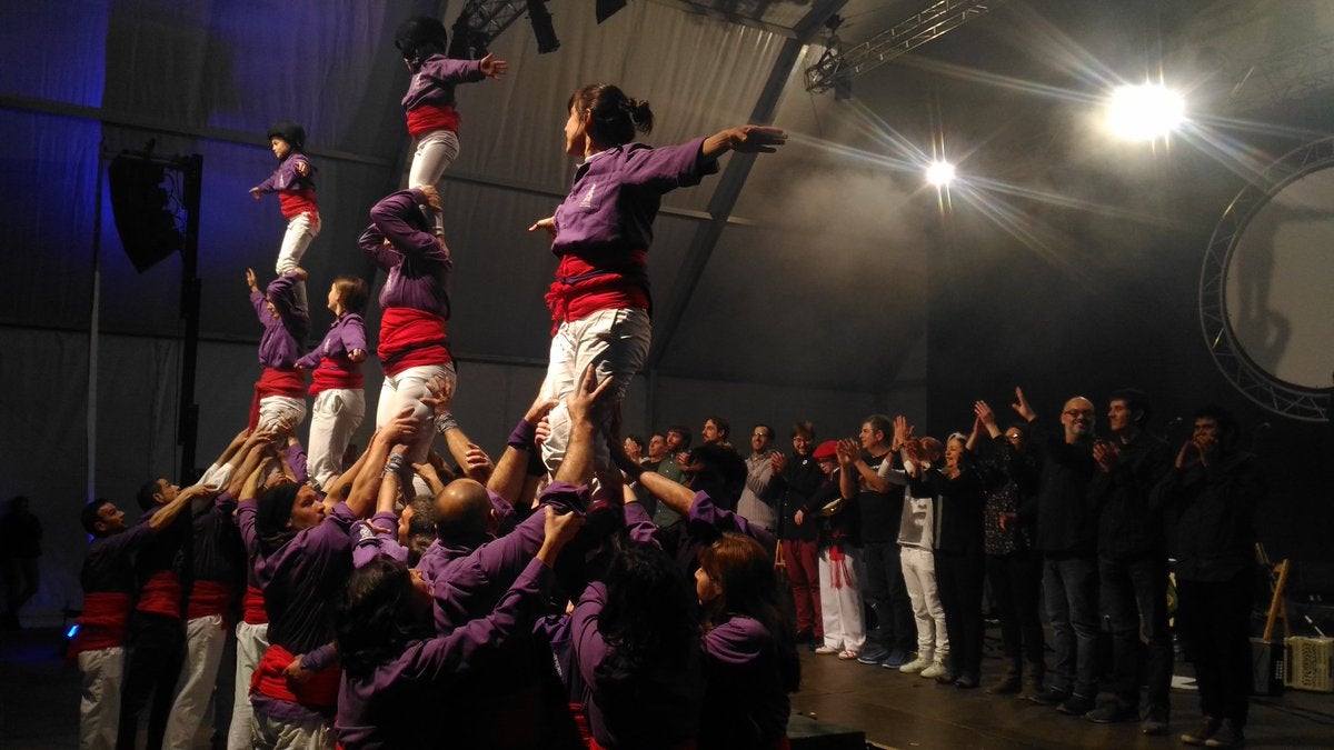 La figura final de los castellers, durante los saludos.